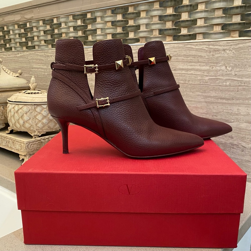 38 EU Rockstud VALENTINO Booties in Dark Ruby